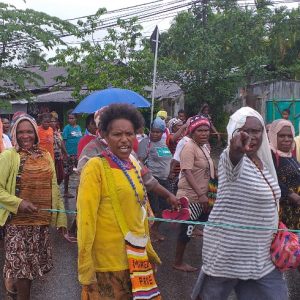 Mama-mama Pasar Lama Protes Jalan Kaki ke Kantor DPRD Mimika