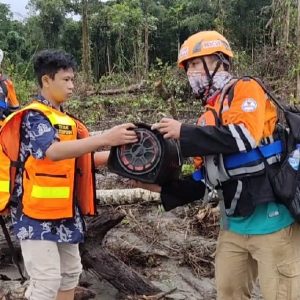 Baznas Mimika Evakuasi Warga Korban Banjir Iwaka