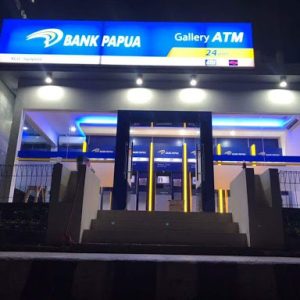 Teller Bank Papua sedang melayani nasabah. Foto: Website Bank Papua