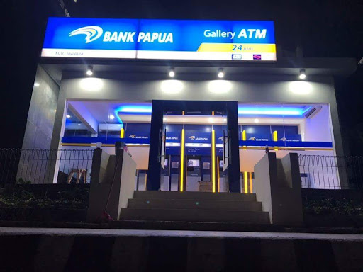 Teller Bank Papua sedang melayani nasabah. Foto: Website Bank Papua