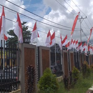 Polres Mimika Pasang 75 Bendera Depan Pagar, Ajak Warga Semarakkan Merah Putih