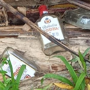Ditemukan Botol Vodka di Belakang Rumah Suami Istri yang Meninggal Diduga Keracunan Miras