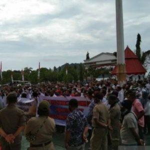 Ribuan Honorer Utusan 29 Kabupaten/Kota se-Papua Kepung Kantor Gubernur Papua