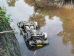 Polisi Evakuasi Jazad Sopir Mobil Pickup ke RSUD Mimika, Korban Dikhabarkan Hilang Sejak Kamis