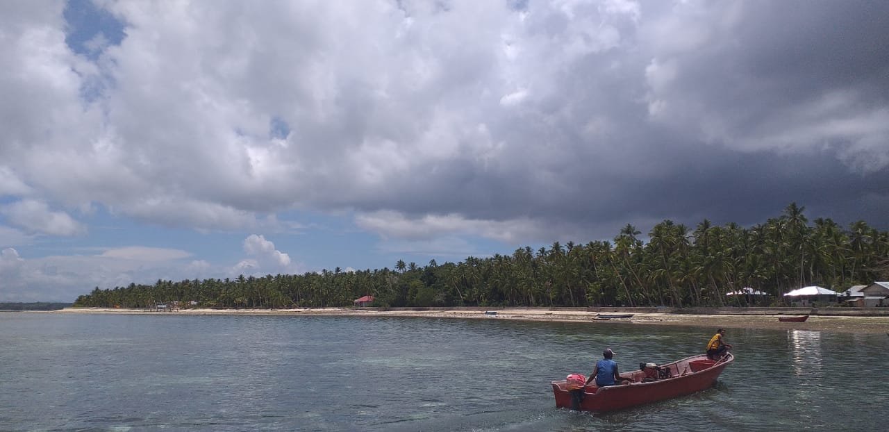 Transportasi warga Mimika yang mendiami wilayah pesisir sangat bergantung pada laut dan pasang surut sungai
