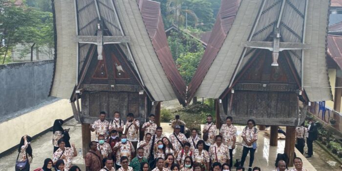 Viral !!! Foto Kepsek Mimika yang Studi Banding ke Toraja Utara, Jenny Usmani Disorot !