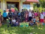 Satgas Yonif 432 Kostrad bagi bingkisan Natal warga Salarema