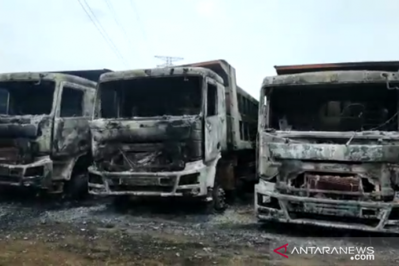 Mobil Perusahaan PT VDNI yang dibakar Massa