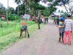 Satgas 125/Si’mbisa bersihkan jalan Kampung Toray perbatasan RI-PNG