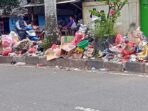 Median Jalan di Timika Dijadikan Tempat Pembuangan Sampah Sementara