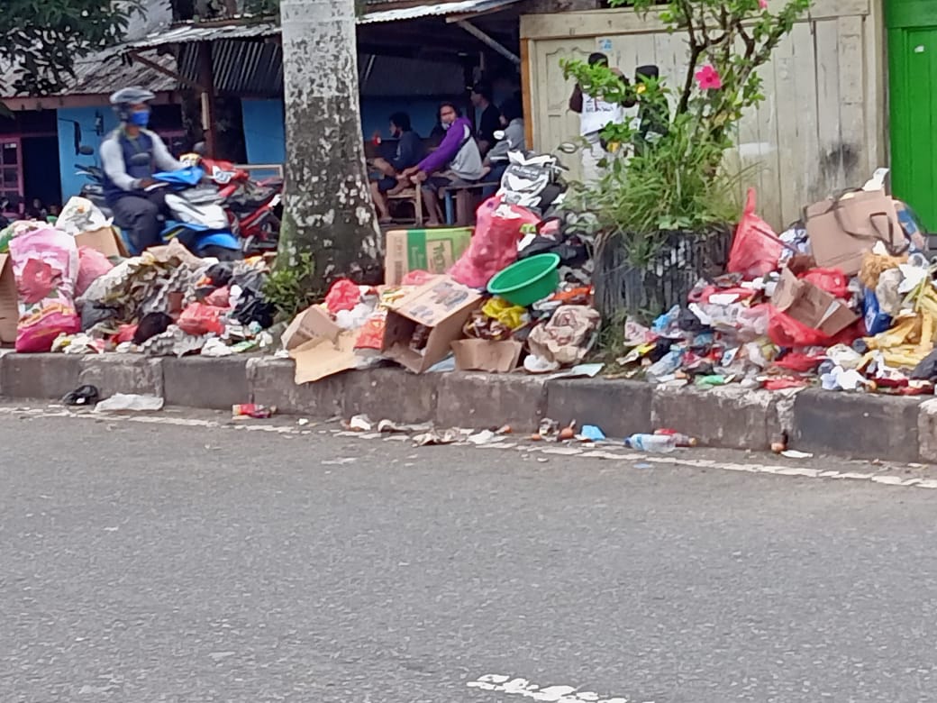 Tumpukan sampah dijalan Kota Timika