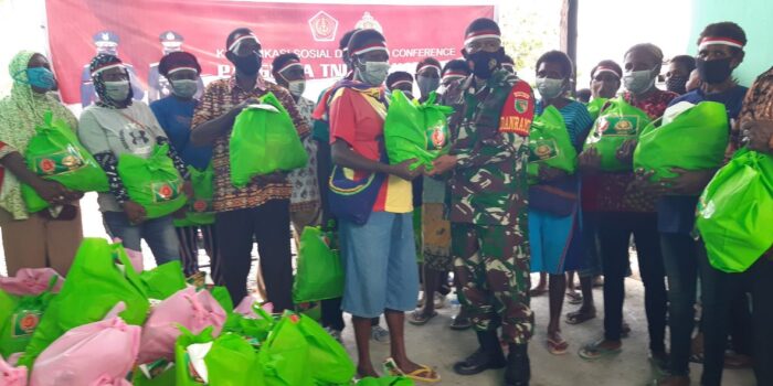 Bantuan Sosial dari Panglima TNI dan Kapolri Dibagikan di Mapurujaya