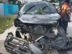 Mobil Sigra Remuk Tabrak Marka Jalan di Depan Perumahan DPRD Mimika