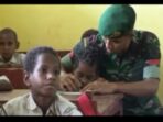 Anggota TNI Yonif 756 Masuk Sekolah di SD YPPK Pusinara Amungun