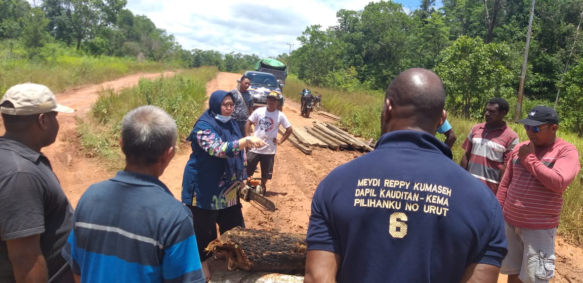 Anggota DPRP Papua, Dr.Fauzun Nihayah melakukan pengecekan lokasi jalan rusak di Distrik Jagebob, Kabupaten Merauke