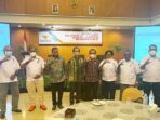Komisi Informasi Papua berfoto bersama Komisi Informasi Pusat pada Bimtek Pokja Daerah IKIP di Makassar