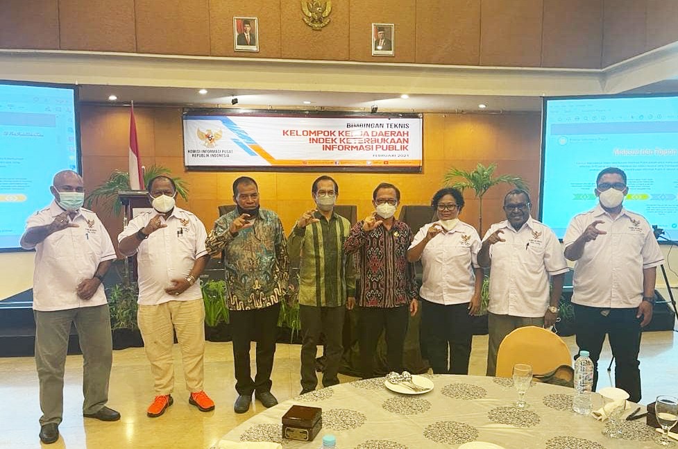 Komisi Informasi Papua berfoto bersama Komisi Informasi Pusat pada Bimtek Pokja Daerah IKIP di Makassar