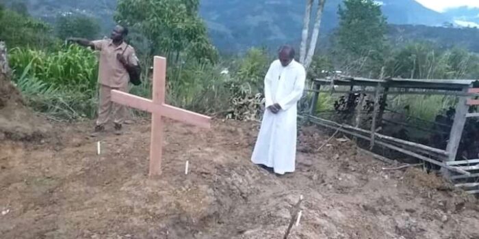 Sedih !!! Foto Seorang Pastor Katolik Berdoa di Depan 3 Kubur, Korban Dituduh Anggota KKB Intan Jaya yang Tewas Ditembak