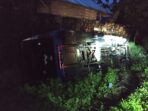 Bus Mini Terbalik di Parit SP 3 Timika, Sopir Dibawa Rekan, Penumpang Tidak Terlihat