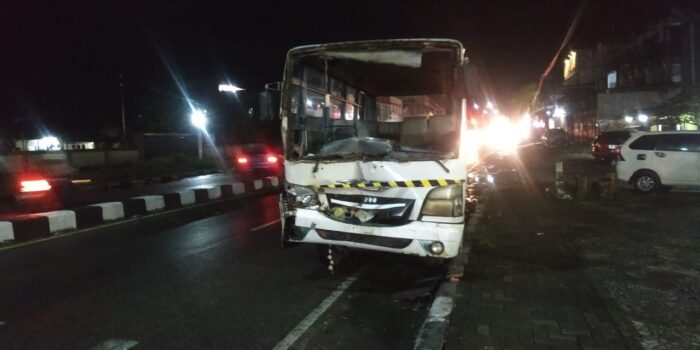 Bus Dinas Tabrak Truk Crane Pekerja Penerangan Jl Yos Sudarso, Motor Terseret Hingga 15 Meter