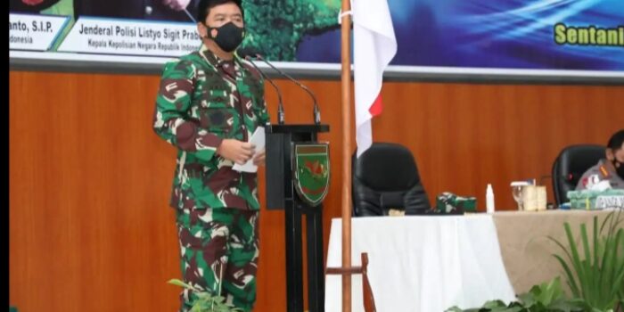 Panglima TNI Bakar Semangat Satgas Nemangkawi, Kapolri : Bendera Merah Putih Tetap Berkibar