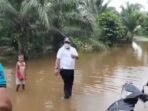 Wakil Bupati Keerom Piter Gusbager meninjau lokasi banjir