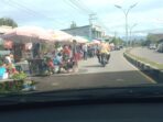 Lapak Pedagang Ikan dan Sayur Pasar Minggu SP1 Kuasai Badan Jalan, Kendaraan Ekstra Hati-hati Saat Melintas
