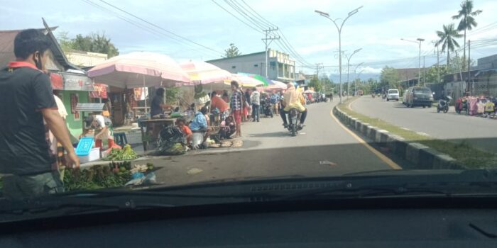 Lapak Pedagang Ikan dan Sayur Pasar Minggu SP1 Kuasai Badan Jalan, Kendaraan Ekstra Hati-hati Saat Melintas