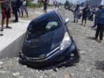 Sopirnya Mabuk, Mobil Avanza Hitam Tabrak Motor Berakhir “Nyungsep” di Parit