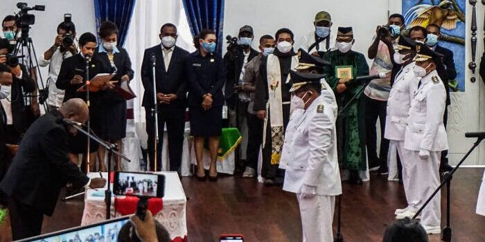 Gubernur Papua Lantik 4 Bupati di Jayapura, Klemen Tinal: Kalian Penguasa di Daerah, Harus Jadi ‘Lilin’ Bagi Masyarakat