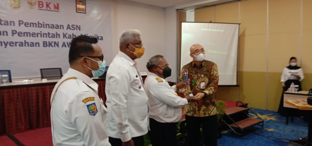 Bupati Mimika Eltinus Omaleng didampingi Wakil Bupati Johannes Rettob dan Sekda Michael Gomar menerima anugerah BKN Award dari Kepala BKN Pusat.