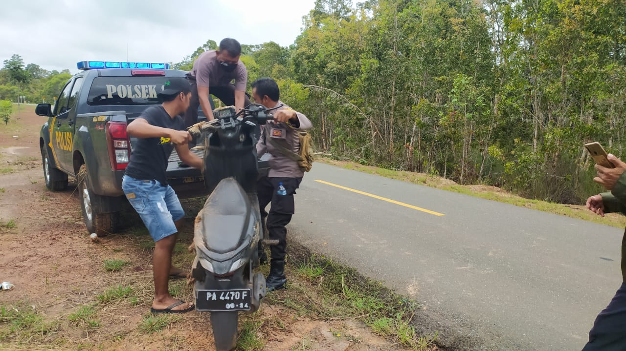 Sepeda motor naas dievakuasi Polisi di Jl. Trans Papua, Merauke.
