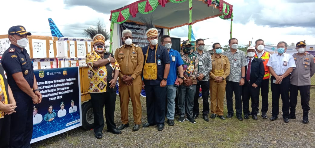 Wagub Papua Klemen Tinal didampingi Wakil Bupati Johannes Rettob, Sekda Michael Gomar, melaunching pengiriman karaka ke Malaysia.