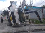 Truck crane milik PT Dutema terbalik