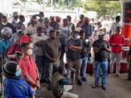 Unjuk Rasa Ribuan Massa, Ancam Usir ‘Pengganggu’ Bupati Romanus Mbaraka