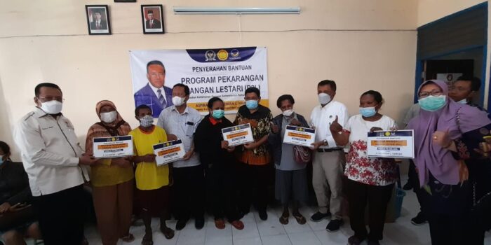 Sulaeman Hamzah Serahkan Bantuan Dana ke Ibu Rumah Tangga dalam Program P2L