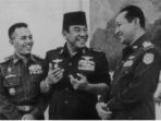 Foto : Dok.Setneg TRIKORA- Presiden Soekarno diapit Menteri Keamanan Nasional Jenderal, A.H. Nasution (kiri) dan Komando Mandala Pembebasan Irian Barat, Brigjen Soeharto.