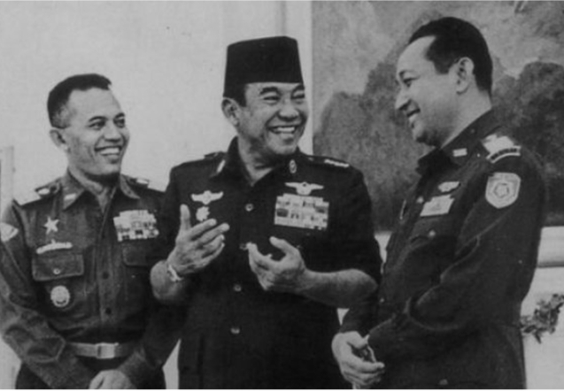 Foto : Dok.Setneg TRIKORA- Presiden Soekarno diapit Menteri Keamanan Nasional Jenderal, A.H. Nasution (kiri) dan Komando Mandala Pembebasan Irian Barat, Brigjen Soeharto.