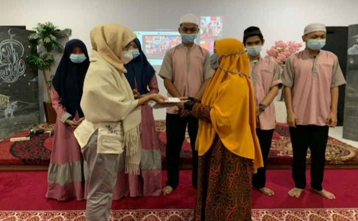 Perwakilan dari Yayasan Cahaya Alam, Bekasi, Jawa Barat menerima bantuan simbolis dari PTFI berupa alat sekolah, perlengkapan sholat, thumbler, makanan ringan, masker, paket sembako dan uang saku untuk masing-masing anak.