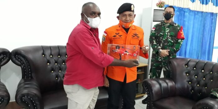 Supriyanto Ridwan Serahkan Miniatur Helikopter Basarnas Kepada Bupati Merauke