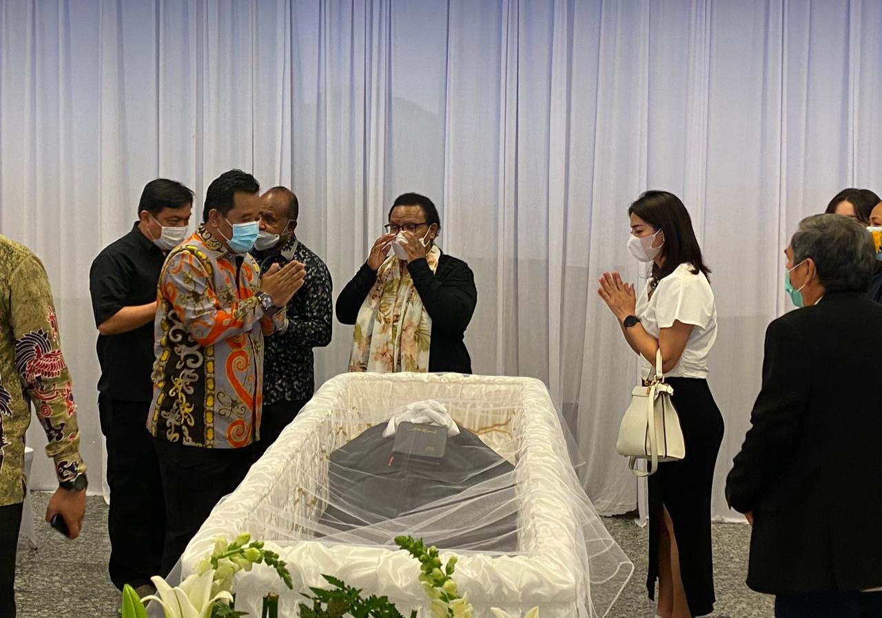 Keluarga bersama jenazah alm Wakil Gubernur Papua Klemen Tinal