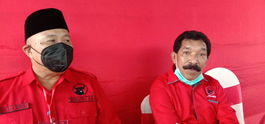 Ketua DPC PDIP Kabupaten Mimika Yohanes Felix Helyanan (kiri) dan Plh Ketua DPD PDIP Provinsi Papua, Igo Hasyim (kanan)