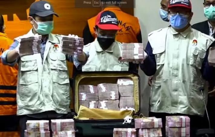 angkapan layar barang bukti berupa uang yang diamankan petugas KPK dalam operasi tangkap tangan Gubernur Sulawesi Selatan Nudin Abdullah, Sabtu (27/2/2021)