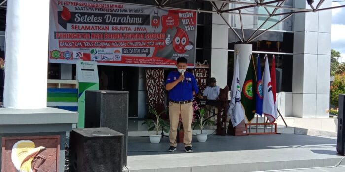 Ketua PC FSPKEP SPSI MimikaAgus Patiung saat menyampaikan sambutan