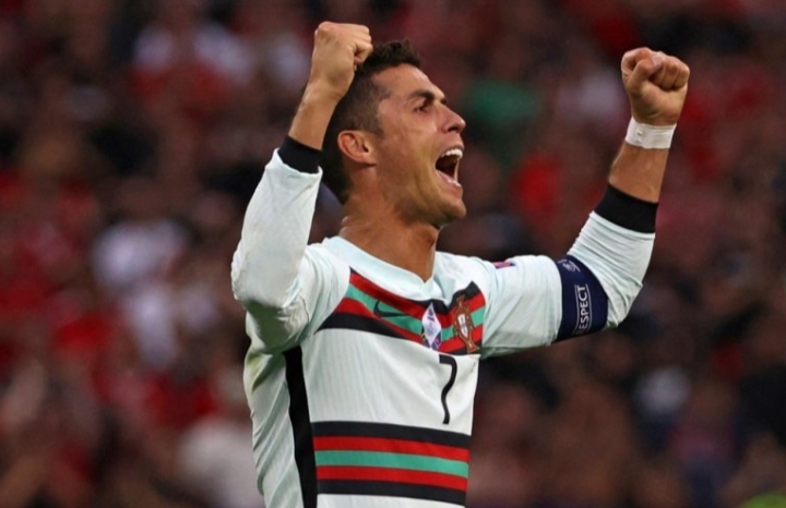 Pemain Portugal Cristiano Ronaldo yang menciptakan dua gol merayakan kemenangan timnya pada akhir pertandingan Portugal melawan Hungaria dalam Grup F UEFA EURO 2020 di Puskas Arena di Budapest pada 15 Juni 2021.