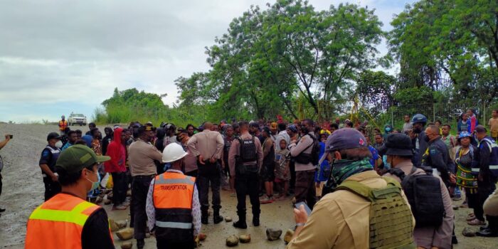 Ratusan Orang Tua dan Pelajar Asrama Taruna Papua Palang Akses Masuk Terminal Bus MP 26