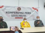 Kepala BNPT Komjen Pol Dr Drs Boy Rafli Amar bersama Bupati Mimika Eltinus Omaleng saat menggelar konferensi pers