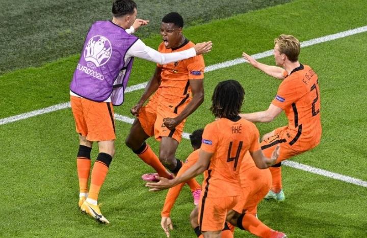 Bek Belanda Denzel Dumfries (tengah) menjadi kemenangan 3-2 Belanda atas Ukraina dalam laga Grup C Piala Eropa 2020 di Johan Cruyff Arena di Amsterdam, 13 Juni 2021