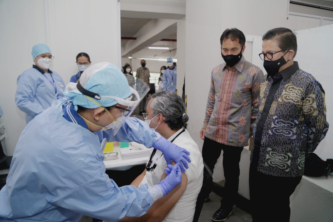 Foto: Istimewa VAKSIN- Pelaksanaan Vaksinasi Covid-19 Gotong Royong perdana di kantor Jakarta PT Freeport Indonesia (PTFI), ditinjau langsung oleh Presiden Direktur PTFI Tony Wenas.