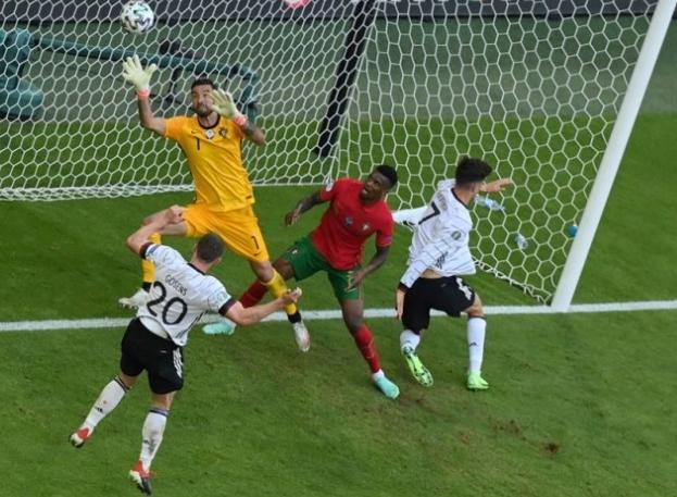 Bek Jerman Robin Gosens (kiri) mencetak gol dari sundulan untuk gol keempat Jerman dalam laga melawan Portugal yang berakhir 4-2 untuk Jerman pada laga Grup F EURO 2020 di Allianz Arena.